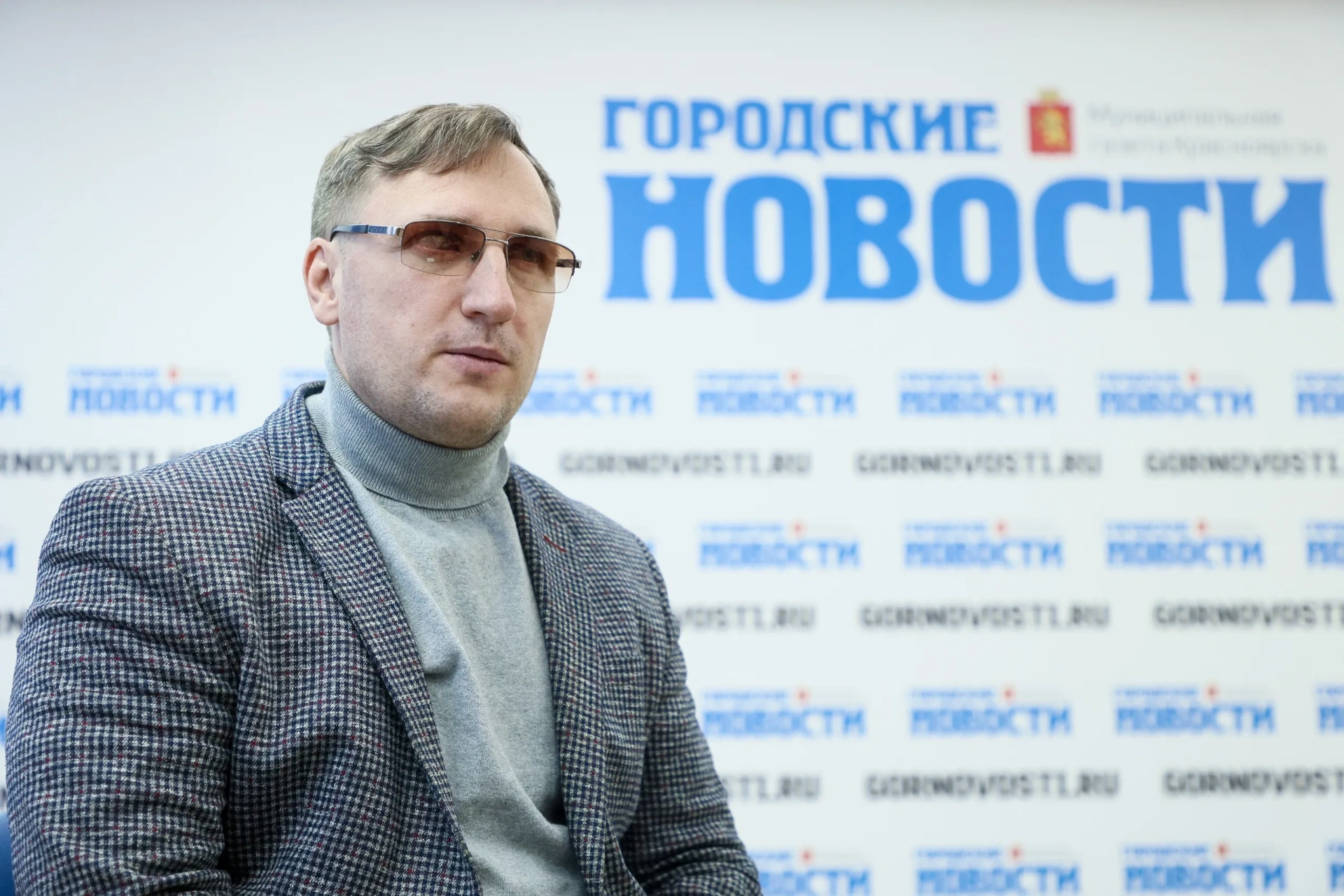 Незрячий красноярский певец Артём Толстобров выпустил песню о мире