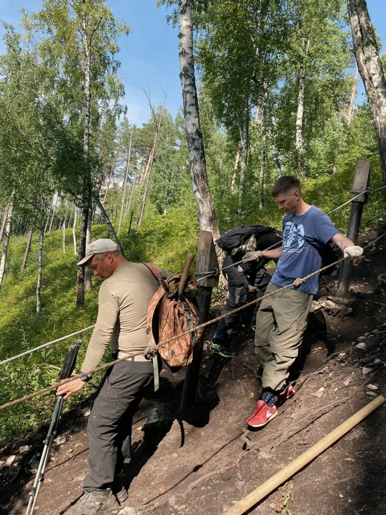 Под Красноярском привели в порядок туристическую лестницу на Манской петле