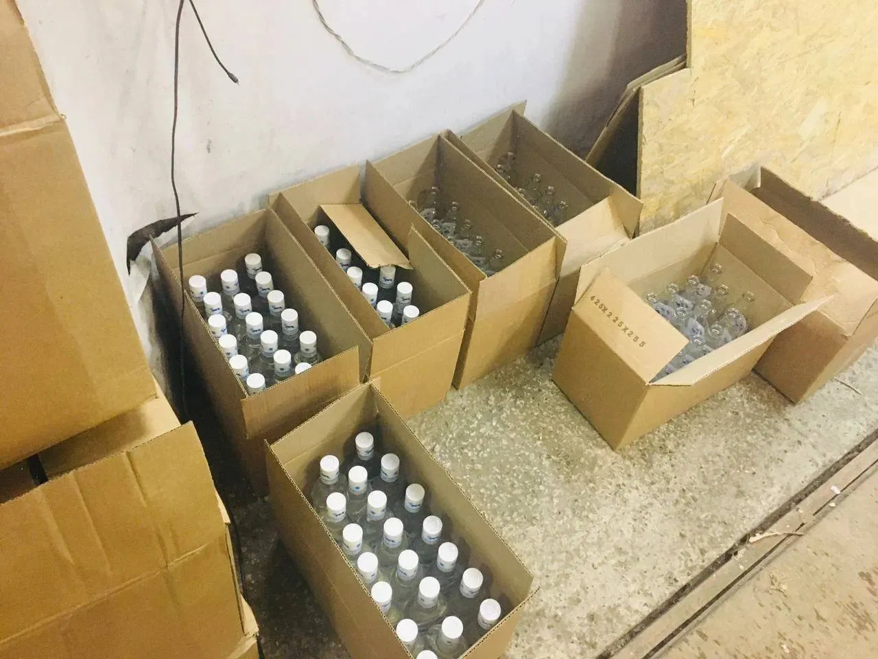 Двоих жителей Красноярска осудят за производство и продажу суррогатной водки