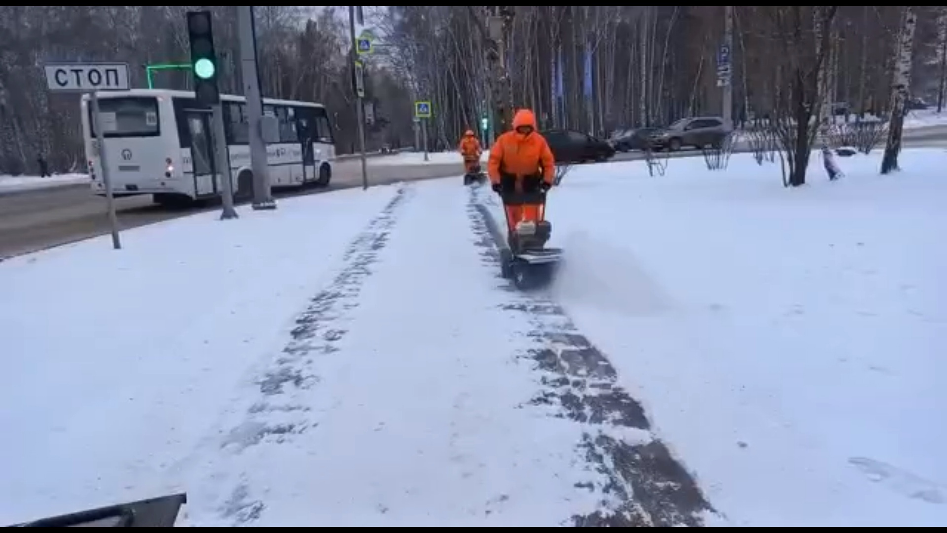 В Красноярске тротуары очищают с помощью современной техники