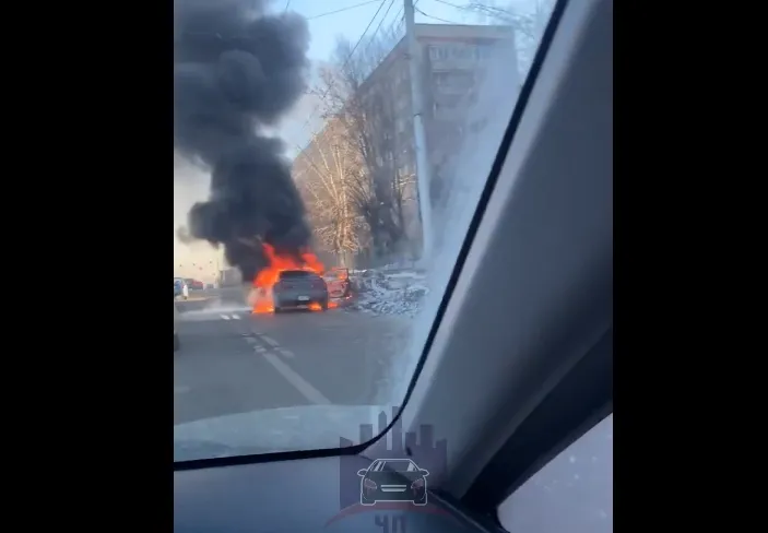 В Красноярске на Карла Маркса горит автомобиль «Хонда»
