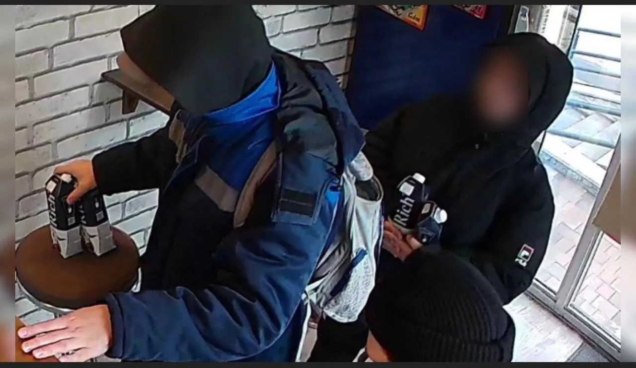 В Красноярске полицейские ищут подростков из-за траты денег с найденной карты