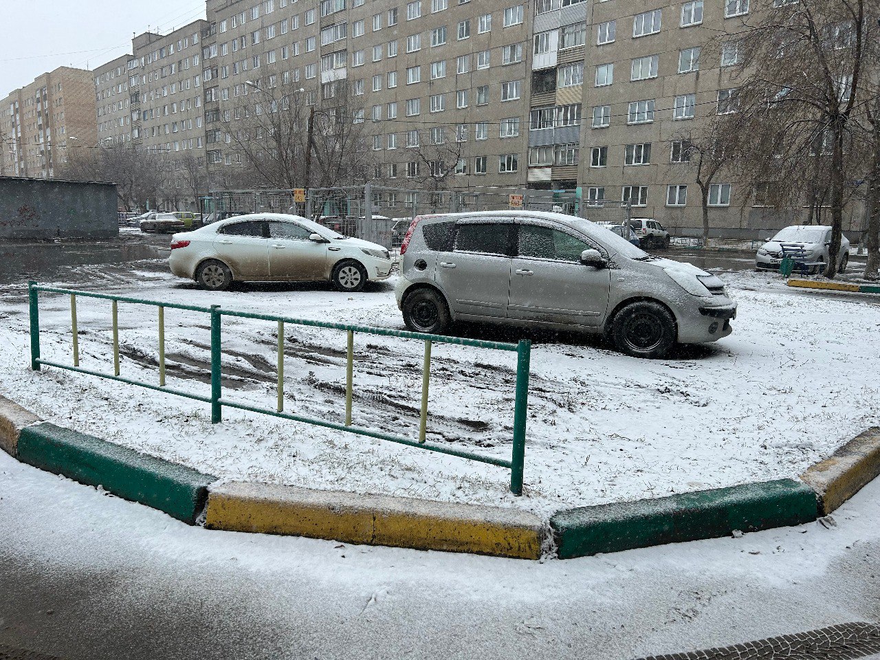 В Свердловском районе Красноярска любителей парковаться на газонах оштрафовали почти на 1 млн рублей