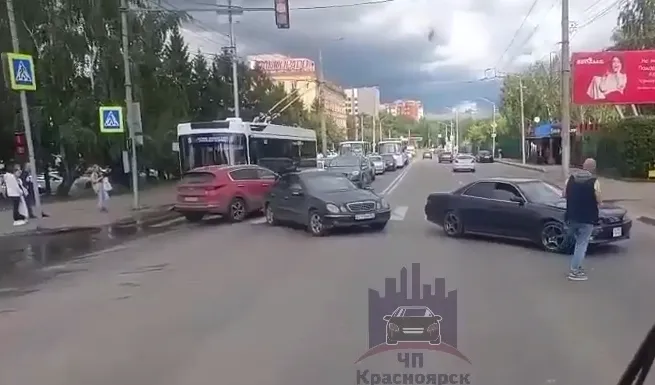 В Красноярске из-за небольшой аварии на Свободном образовались серьезные заторы