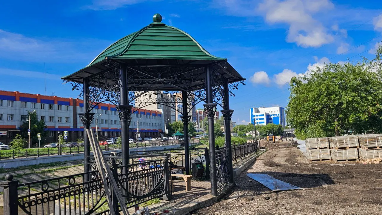 На набережной Качи в Красноярске отреставрировали крыши беседок