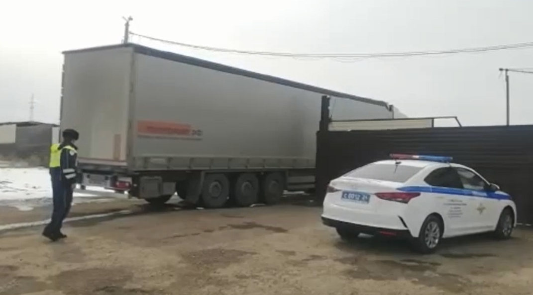 Под Красноярском остановили пьяного водителя большегруза
