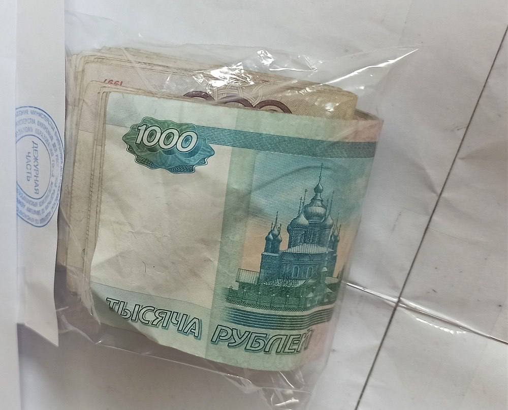 В Красноярске задержали курьера мошенников, получившего от бабушки 200 тысяч рублей