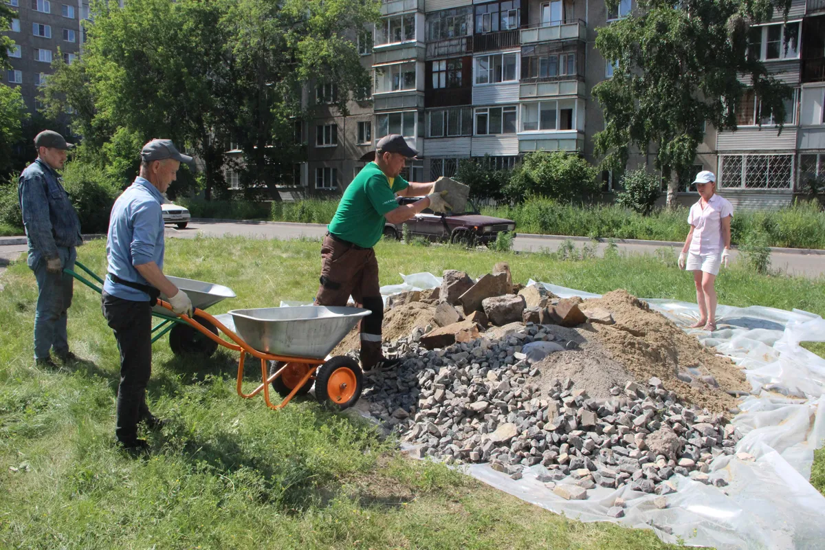 На улице Железнодорожников в Красноярске сделают альпийскую горку и высадят более 300 кустарников