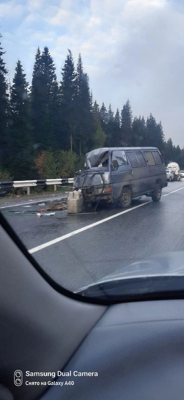 В Красноярском крае на трассе столкнулись Toyota и микроавтобус