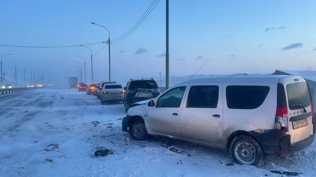 На трассе под Красноярском столкнулись 12 автомобилей