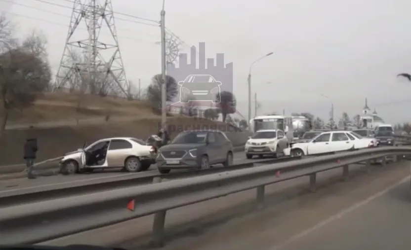 В Красноярске из-за аварии на Игарской перекрыты две полосы движения