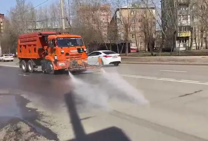 В теплую погоду в Красноярске проводят влажную уборку дорог