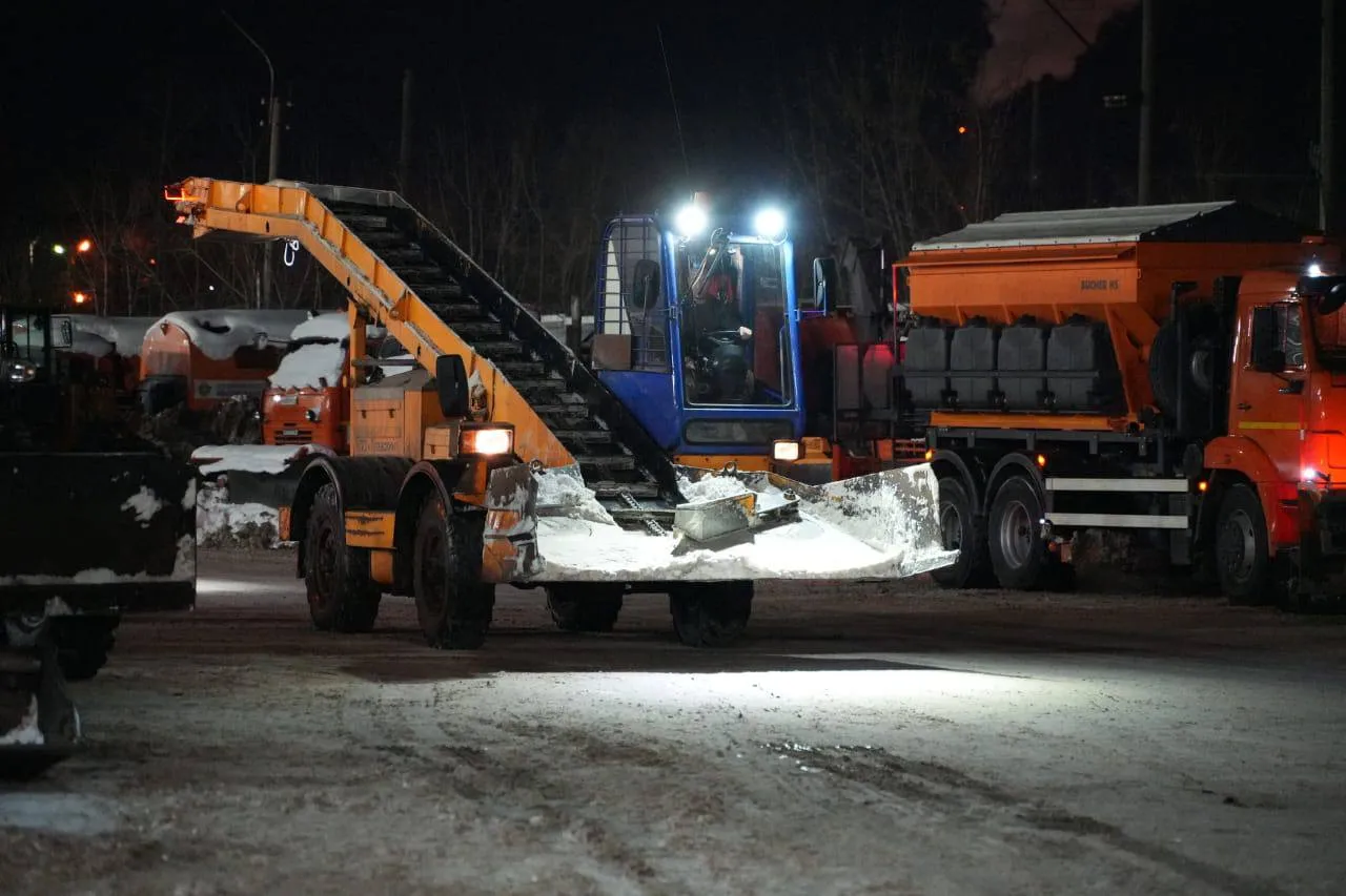 В Красноярске на борьбу со снегом с утра вышли 137 единиц техники