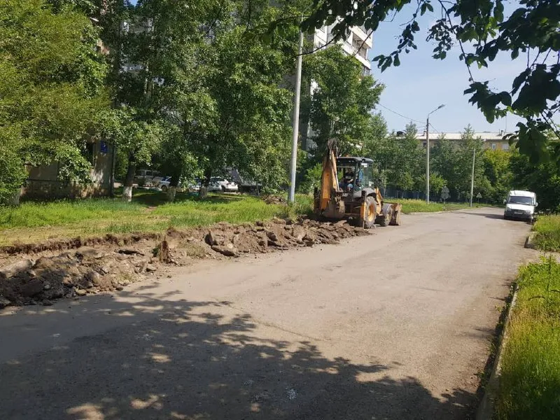 В Красноярске на улице Побежимова начали ремонт дороги и благоустройство тротуаров