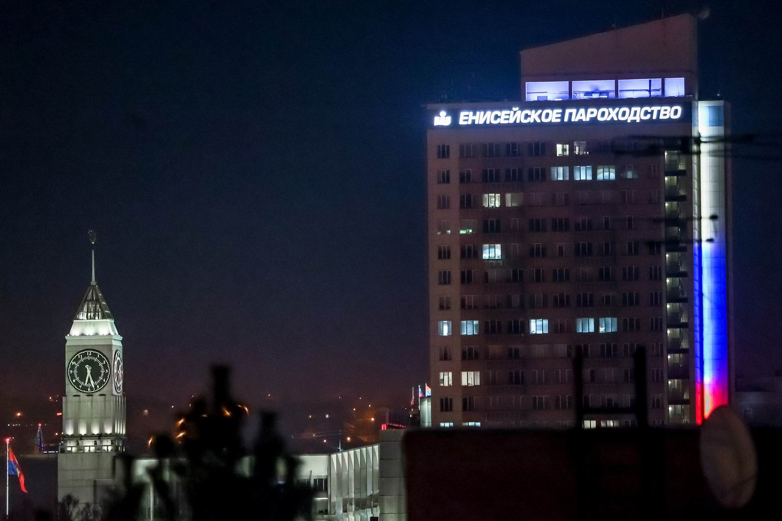 В Красноярске 9 мая главные городские часы поздравляют жителей города с Днем Победы