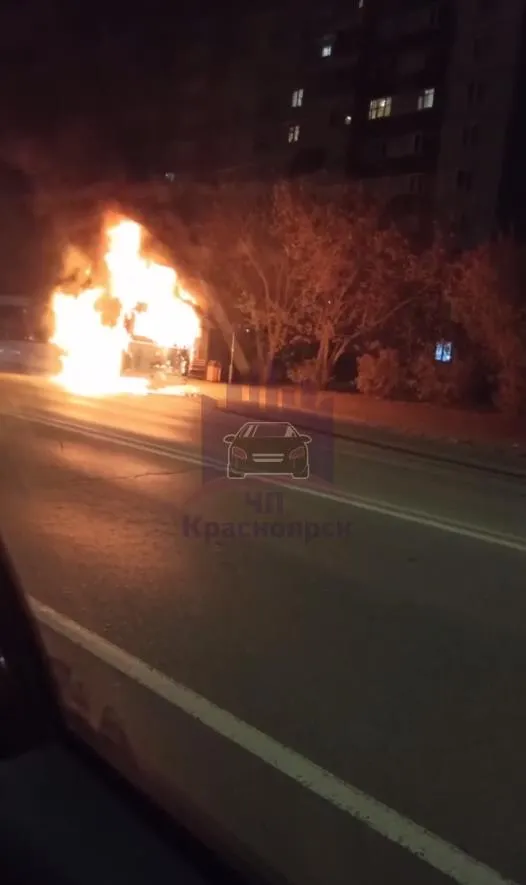 В Красноярске на Взлетке сгорел автобус