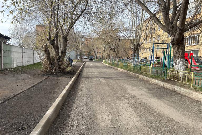 В Красноярске продолжается ремонт междворовых проездов в Свердловском районе