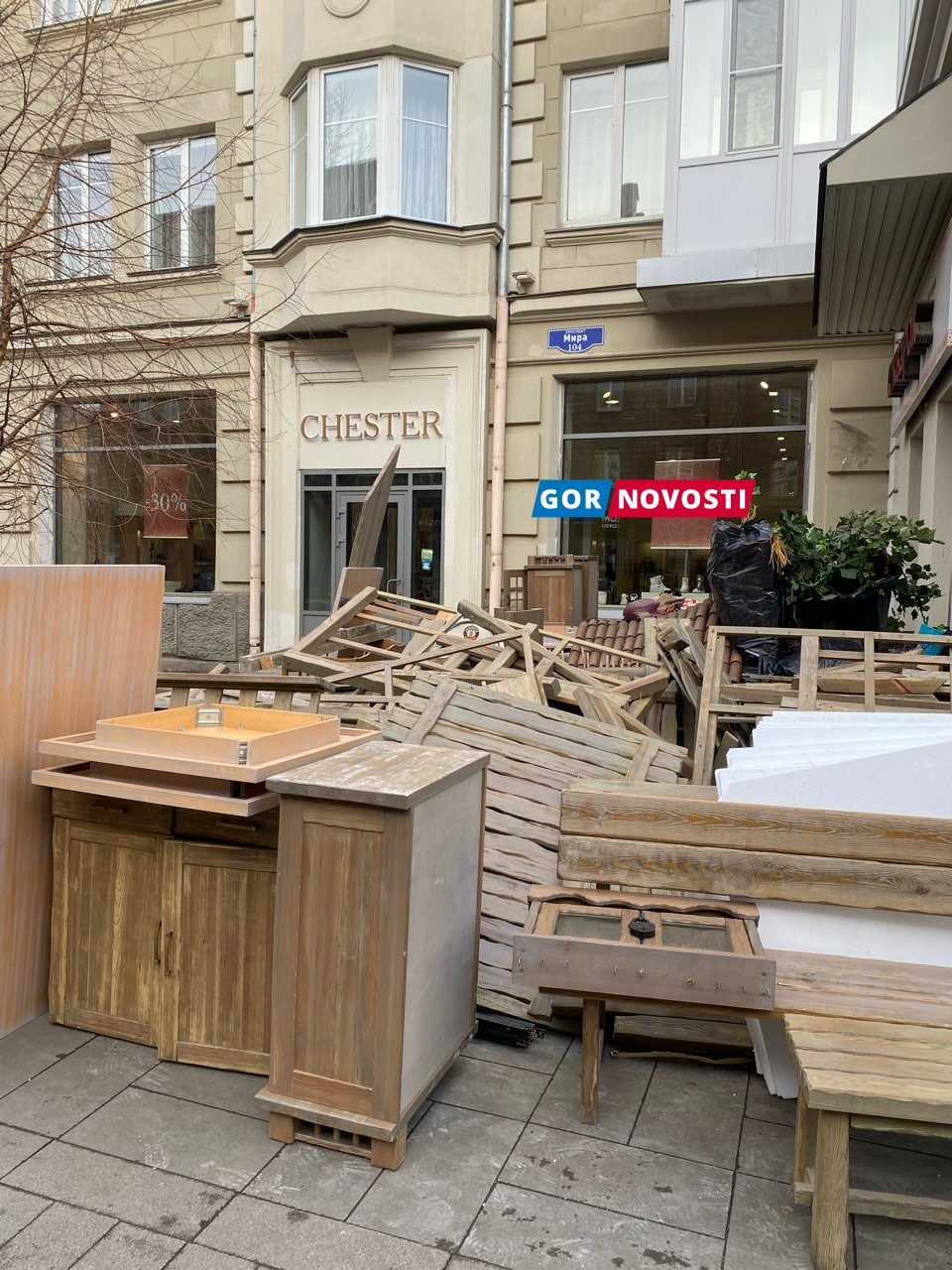 В Красноярске выносят мебель из ресторана «Шкварок»