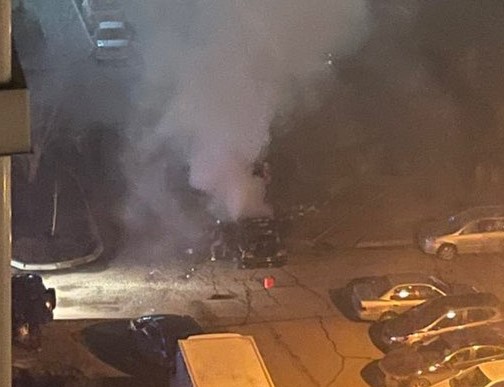 В Красноярске на улице Чернышевского загорелся автомобиль