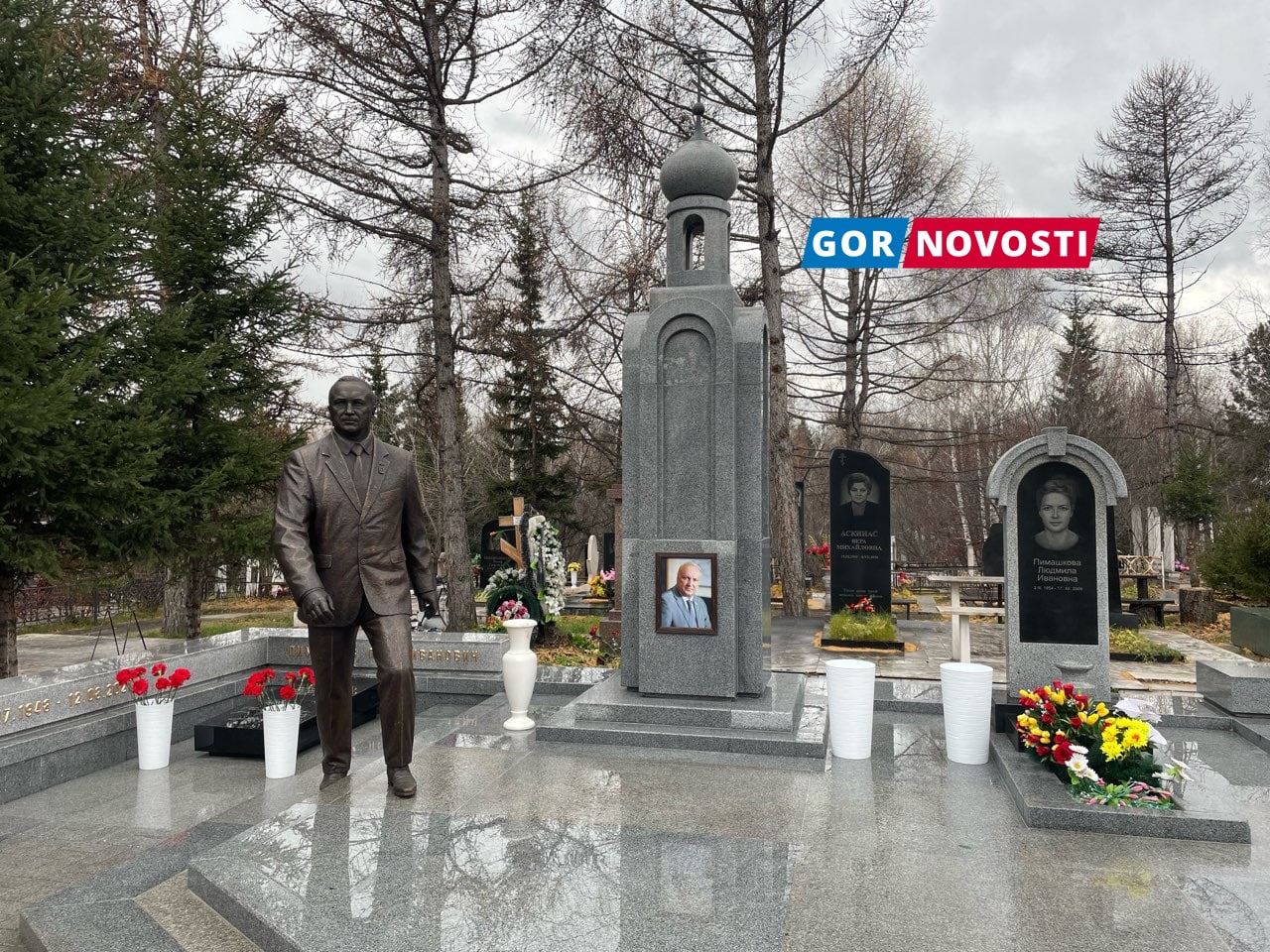 В Красноярске на кладбище «Бадалык» установили памятник Петру Пимашкову