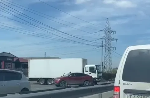 В Красноярске на Шахтеров собралась пробка из-за аварии с грузовиком