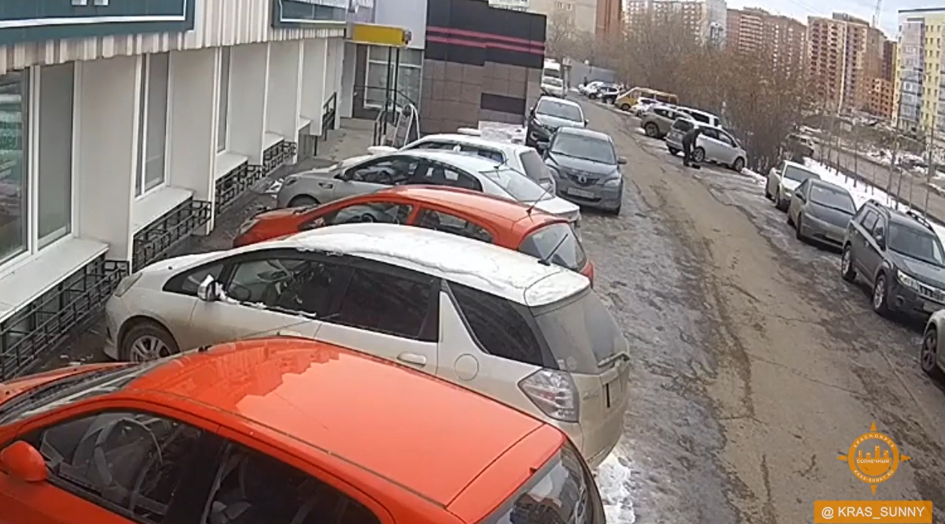 В красноярском Солнечном мужчина украл из рюкзака школьника телефон и пенал