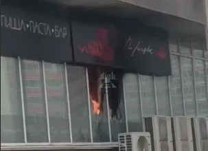 В Красноярске на улице Карамзина загорелся ресторан «Перцы»