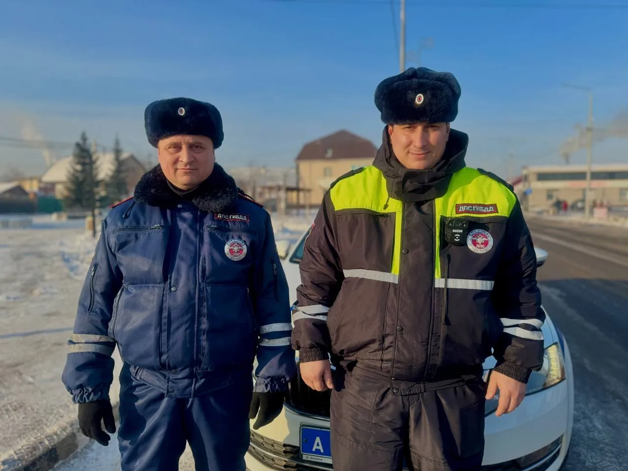 Под Красноярском инспекторы ДПС помогли водителю выбраться из снежного плена