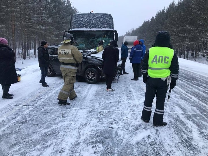 На трассе в Красноярском крае в ДТП с автобусом погибли 2 человека