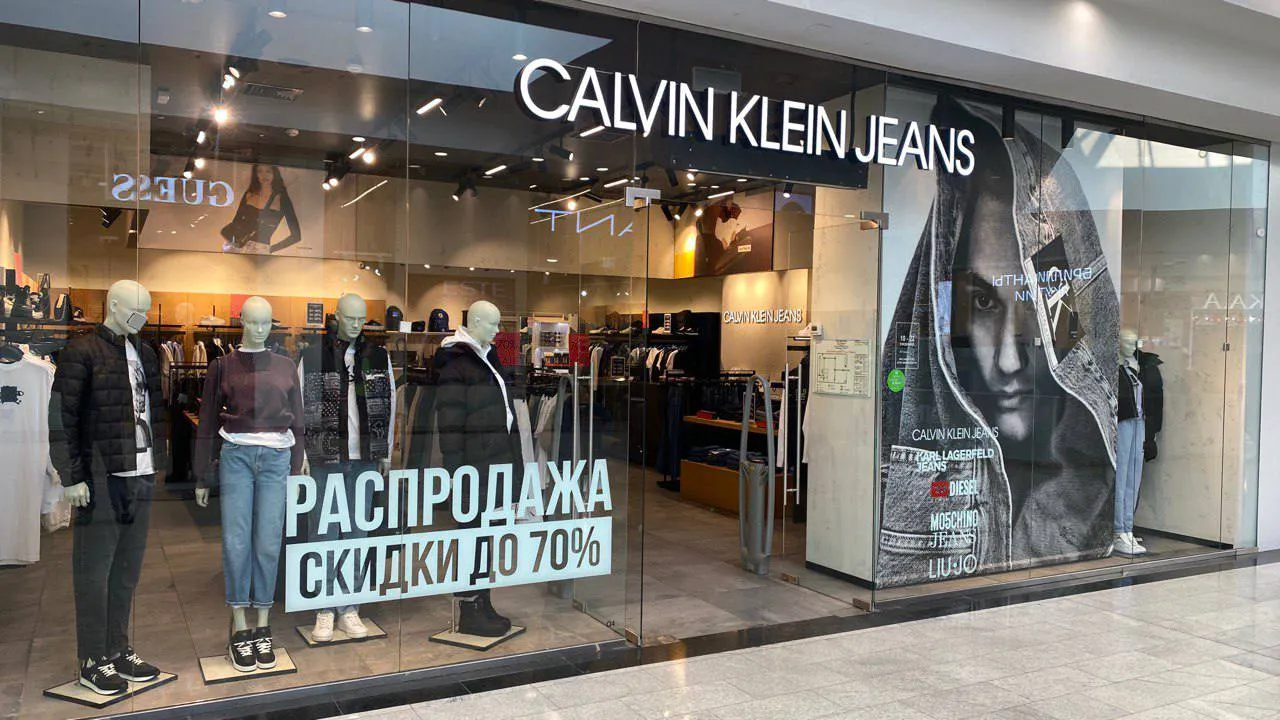В Красноярске в «Планете» закрывается магазин Calvin Klein Jeans