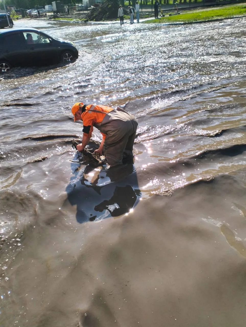 С улиц Красноярска откачивают воду после сильного ливня