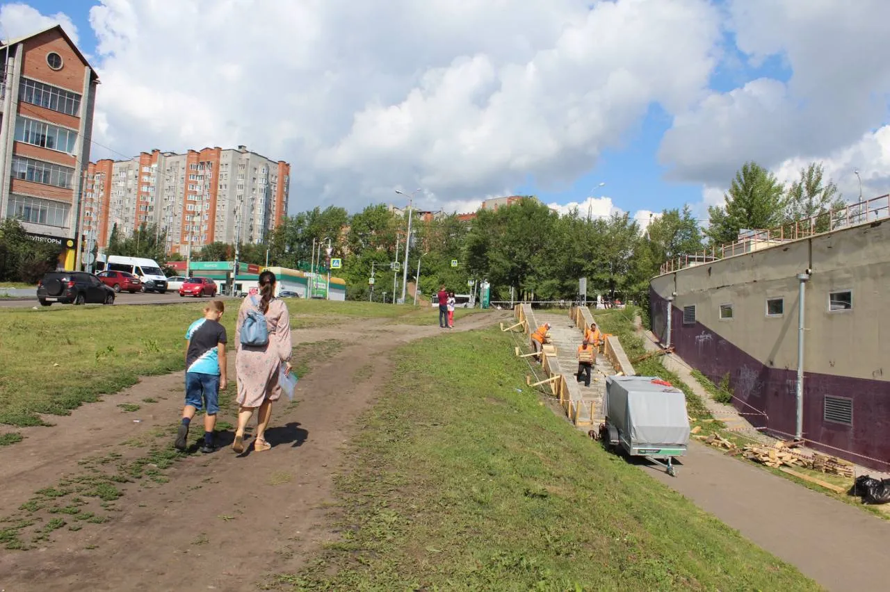В Красноярске устанавливают высокие борта у лестницы на улице Елены Стасовой