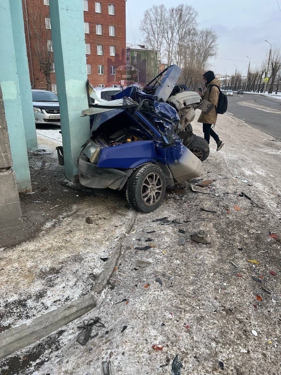 В Красноярске автокран врезался в припаркованный ВАЗ и смял его