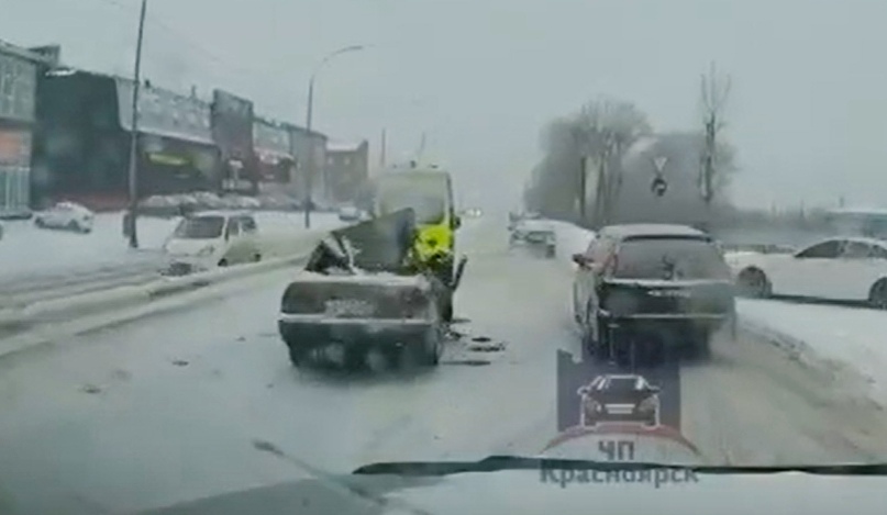 В Красноярске в ДТП у Тойоты сорвало крышу