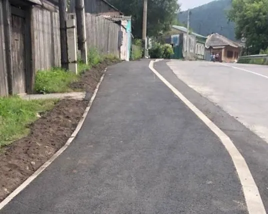 В Красноярске на улице Базайской заасфальтировали тротуар