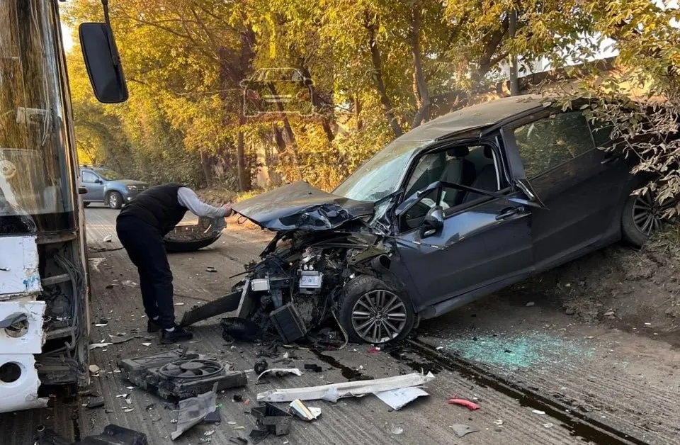 В Красноярске на улице Монтажников водитель врезался в автобус № 40 и попал в больницу
