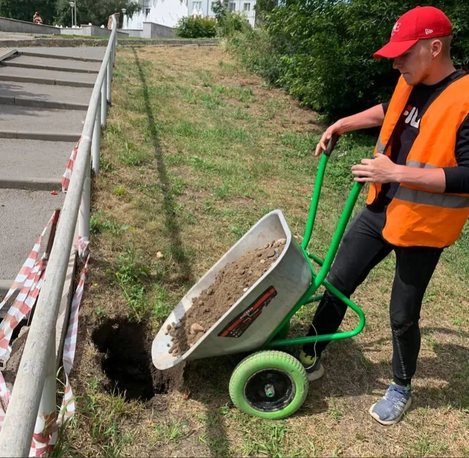 В Красноярске на улице Копылова ликвидируют провал возле фонтана