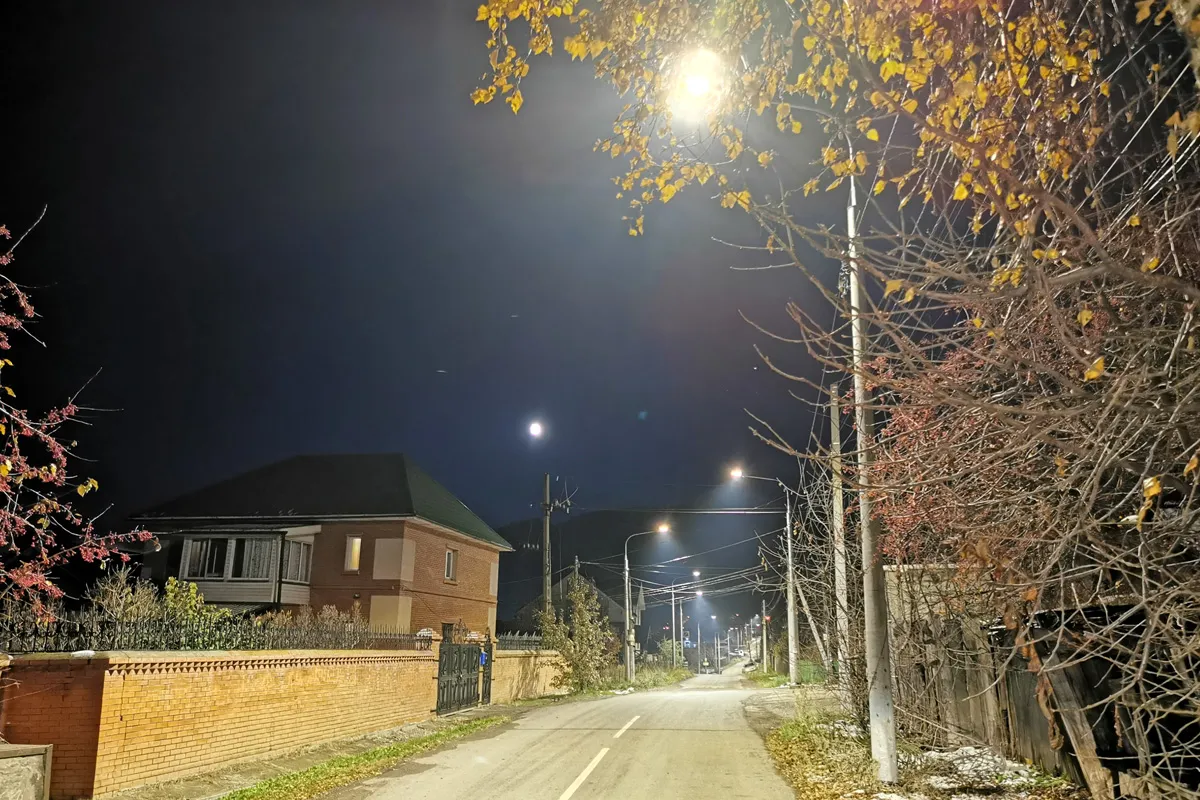 В Красноярске на 10 улицах поселка Торгашино установили новое освещение