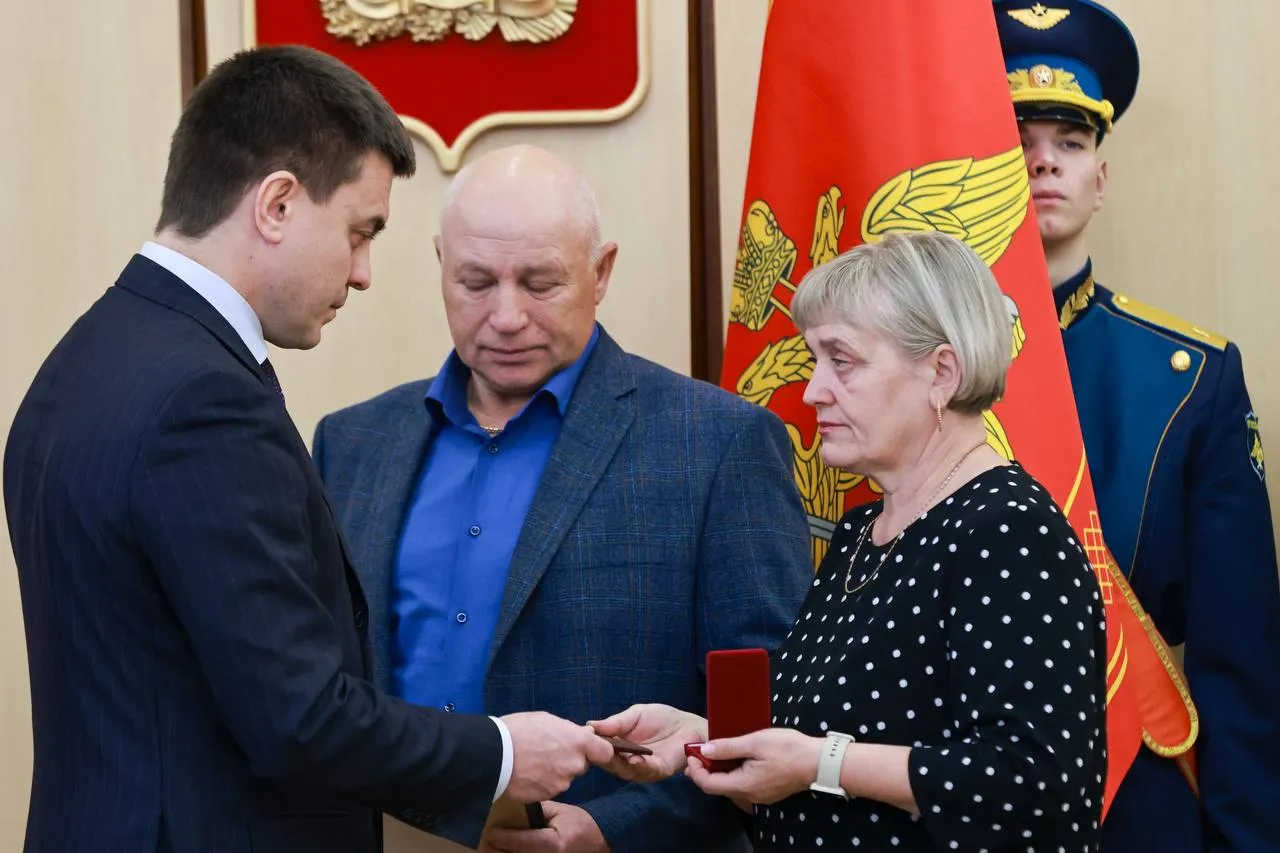 Михаил Котюков вручил медаль «Золотая Звезда» родителям Героя России из Красноярского края