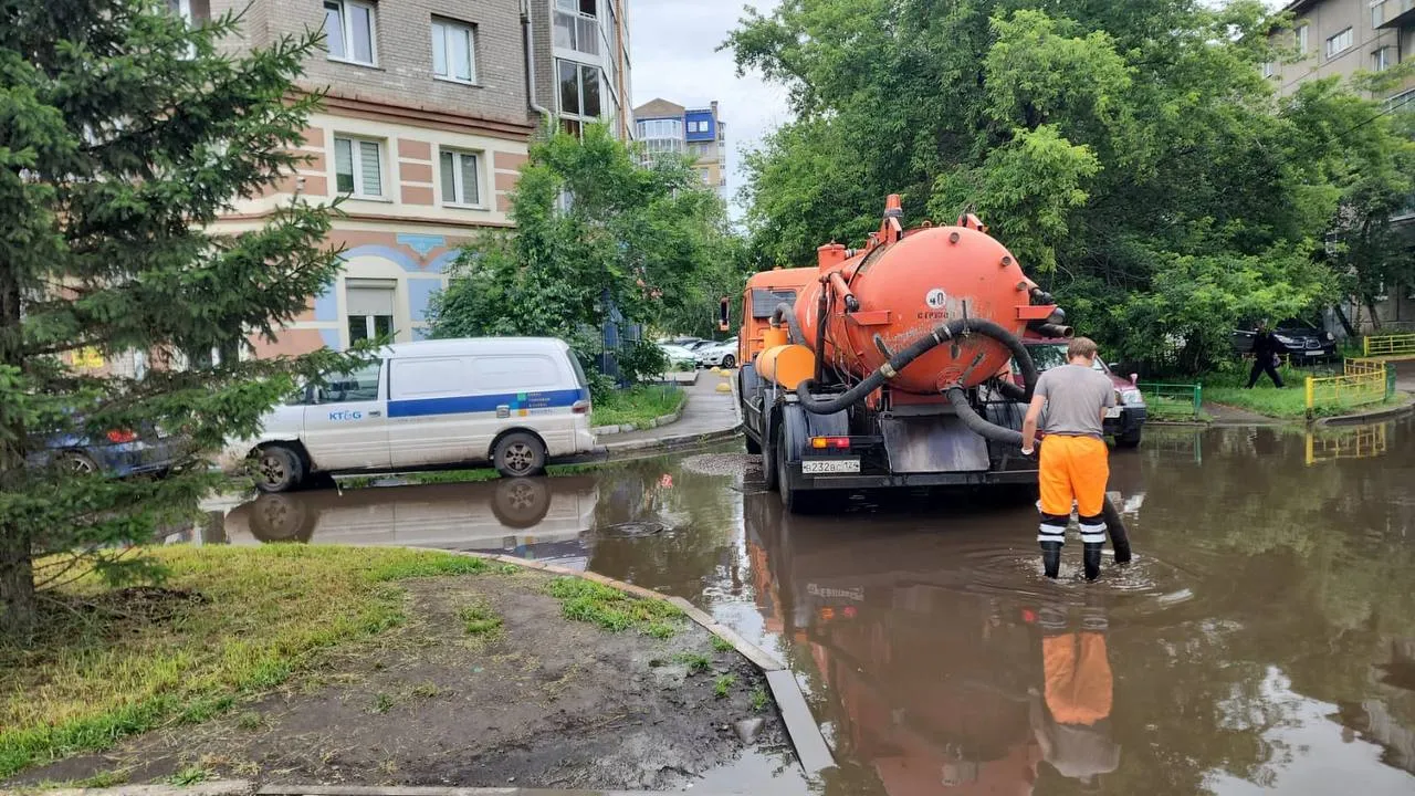 С улиц Красноярска начали откачивать дождевую воду