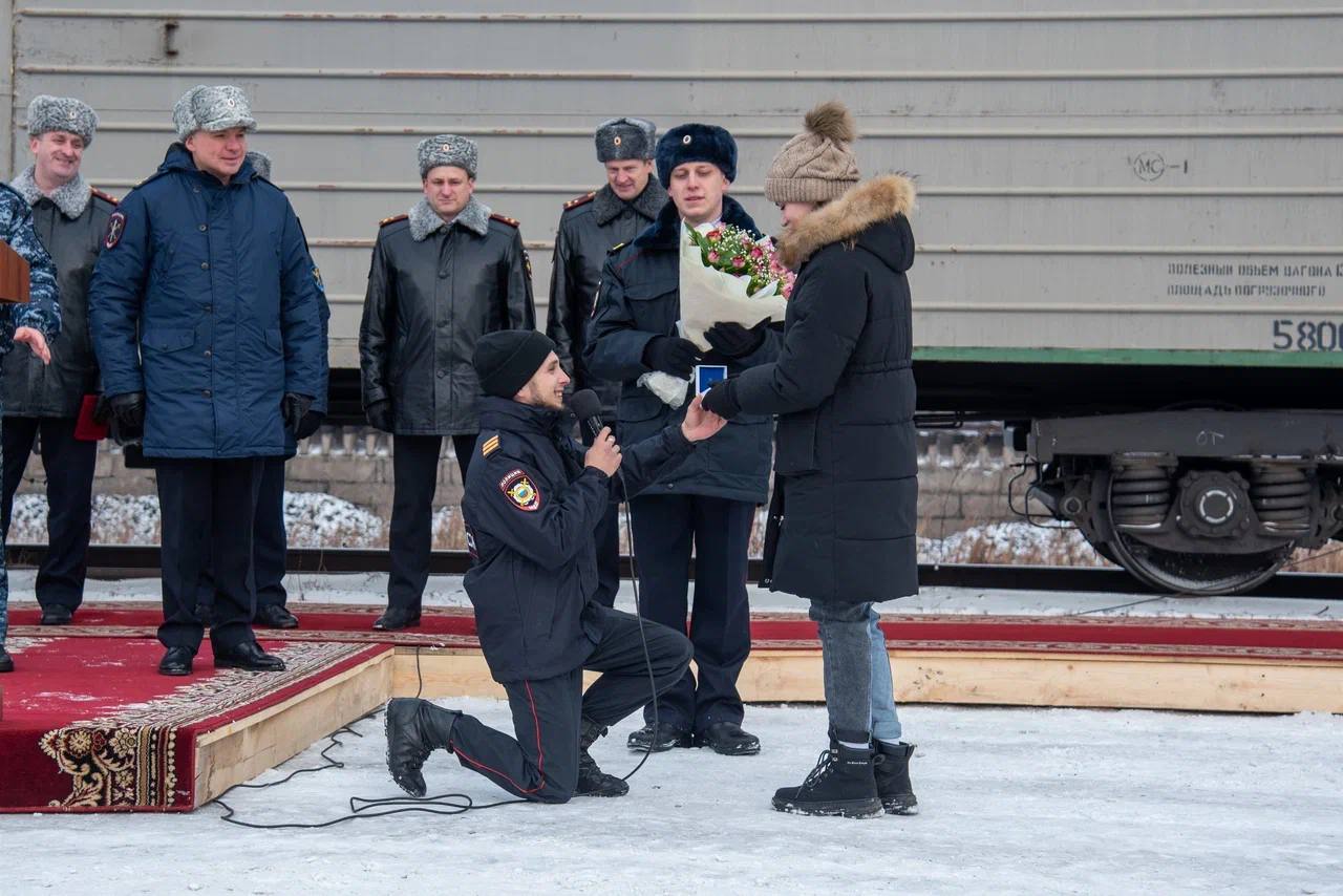 Вернувшийся из Херсонской области красноярский полицейский сделал предложение своей девушке