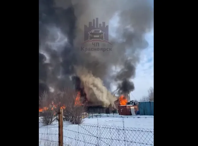 Под Красноярском горит цех по производству аэролодок