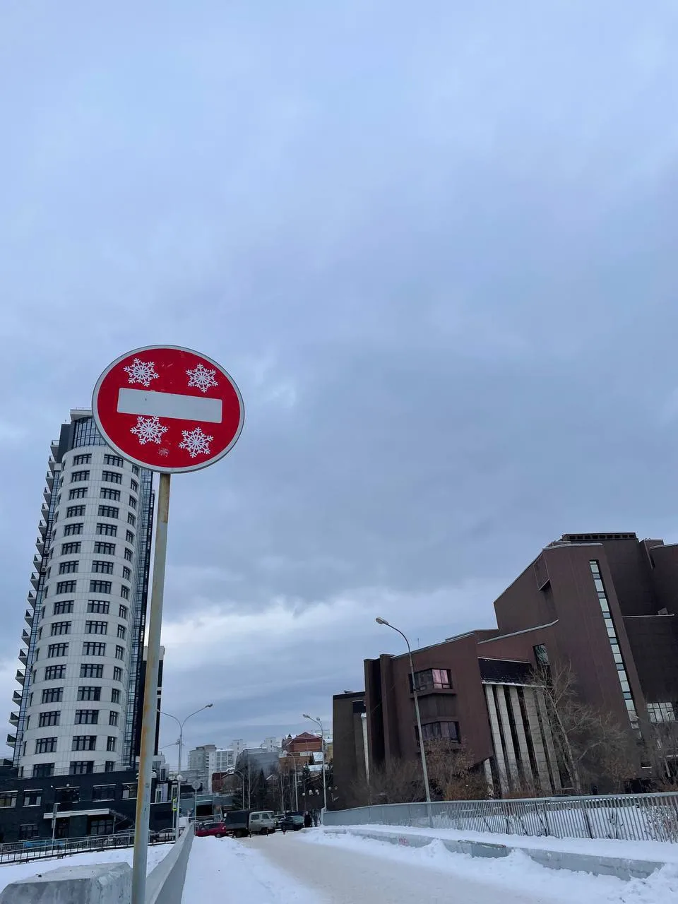 В Красноярске неизвестные украсили дорожные знаки новогодними наклейками