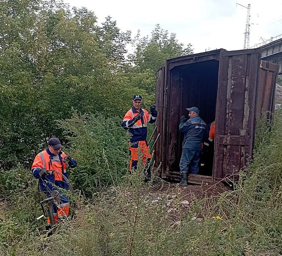 В Красноярске незаконные ассенизаторы устроили мусорный засор коллектора на Маерчака