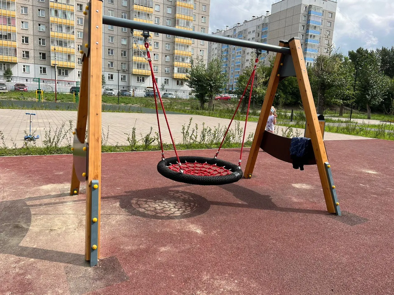 В Красноярске неизвестные пытались поджечь качели в новом парке на Тимошенкова