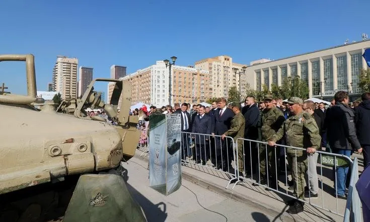Анатолий Серышев посетил выставку «Сила V правде — гордость и победа»