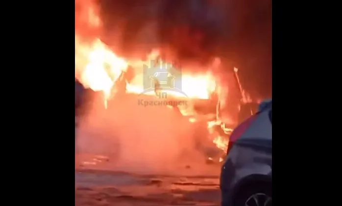В Красноярске сгорел автомобиль в Зеленой Роще