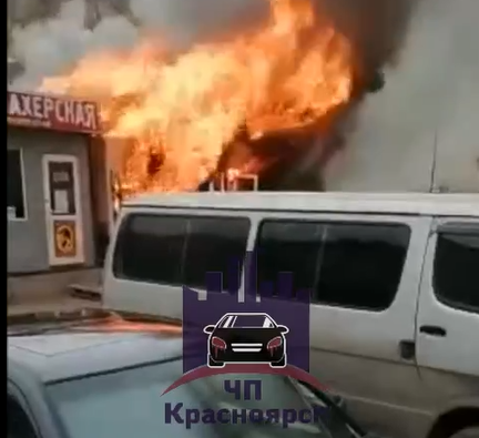 В Красноярске горит павильон и припаркованная рядом машина на рынке КрасТЭЦ