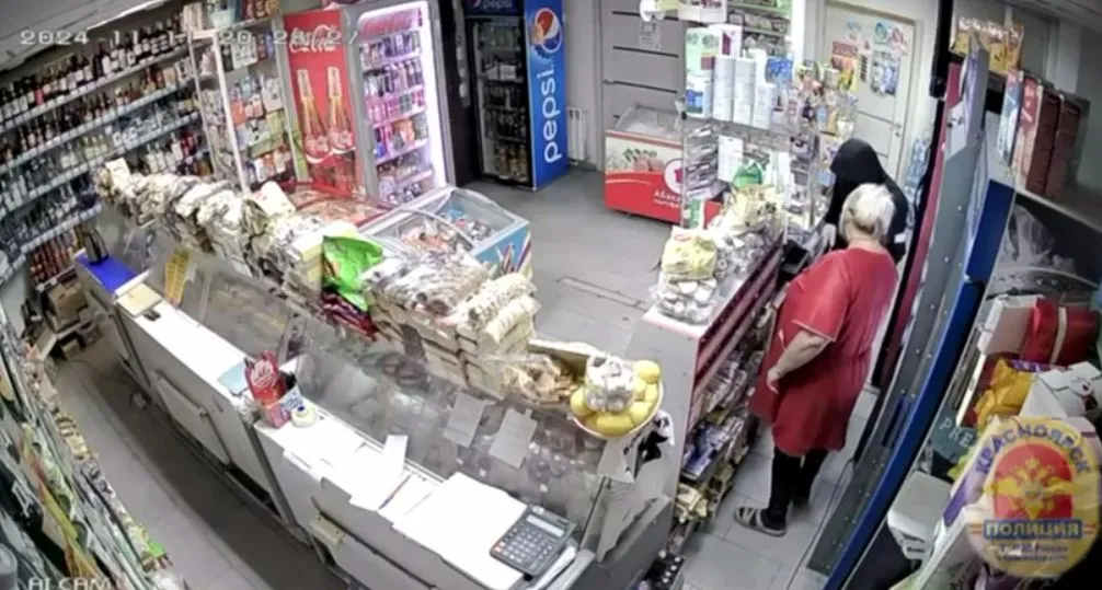 В Красноярске мужчина пришел в продуктовый с ножом и забрал из кассы 8 тысяч рублей