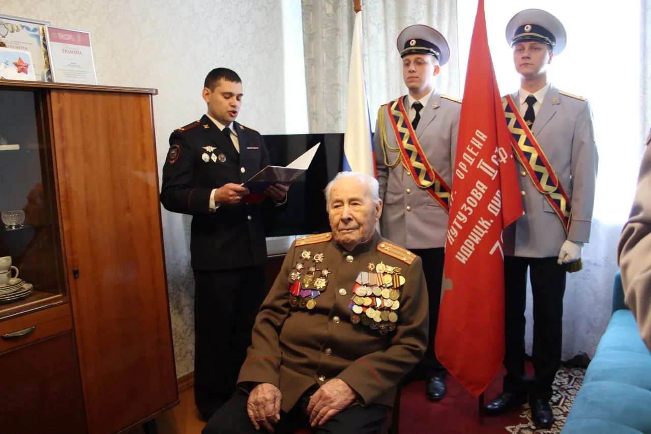 Два ордена Отечественной войны вручили ветерану из Красноярска спустя 80 лет